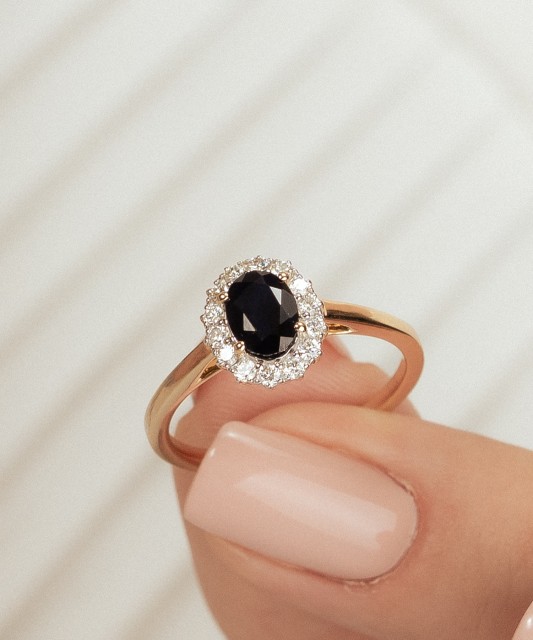 Keltakultainen sormus safiireilla ja timanteilla