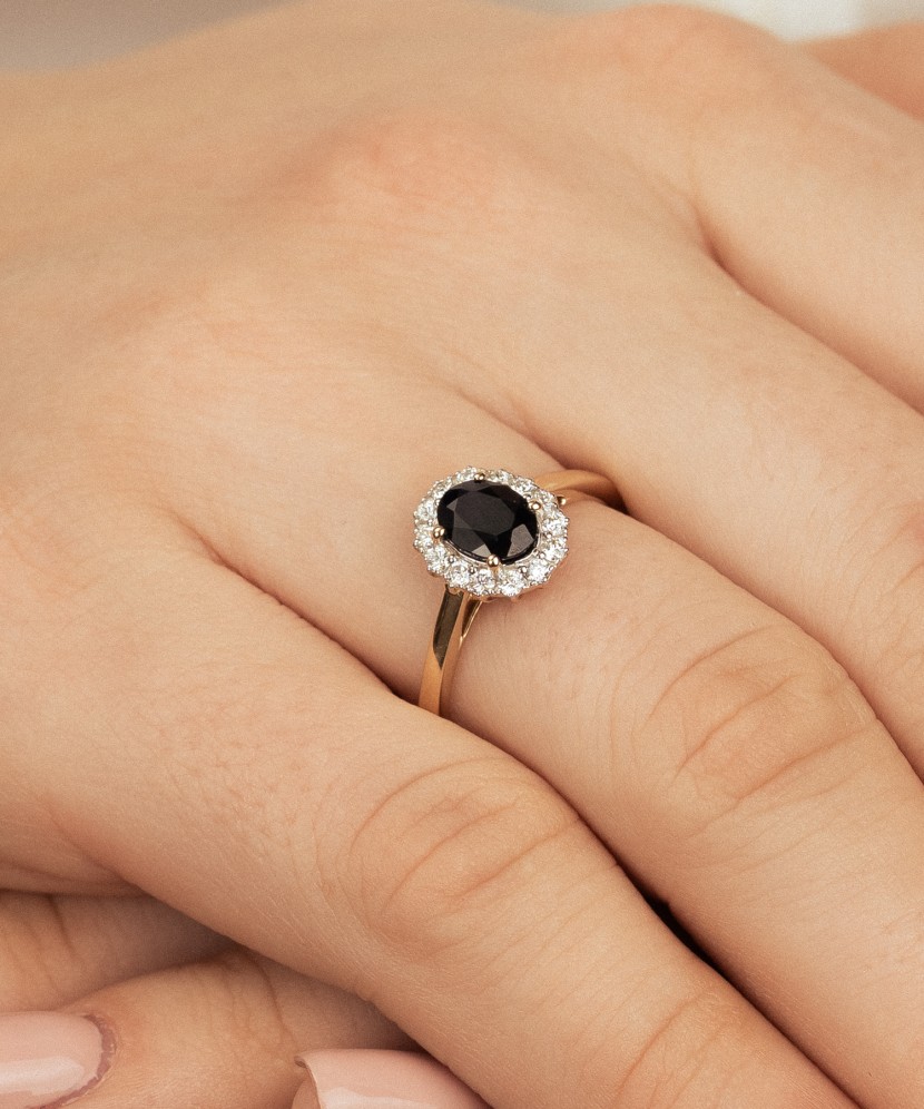 Keltakultainen sormus safiireilla ja timanteilla