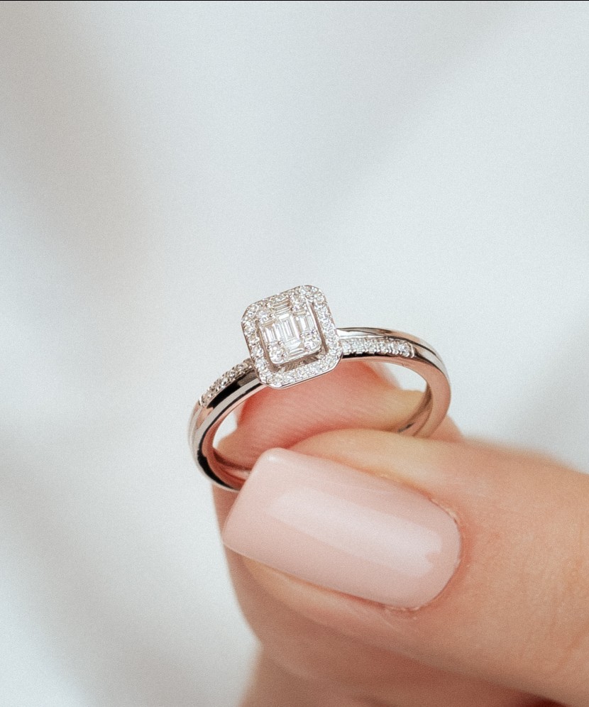 Valkokultainen sormus timanteilla