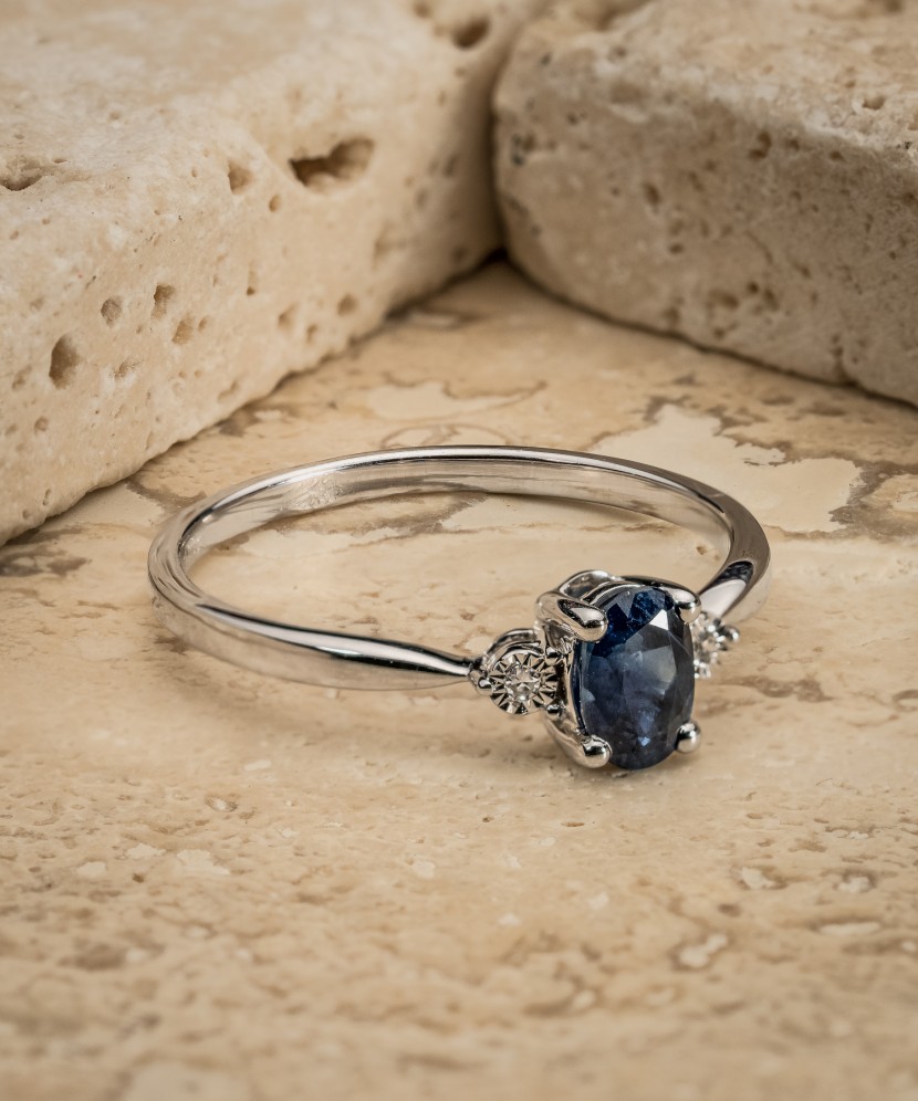 White gold ring with sapphire and diamonds