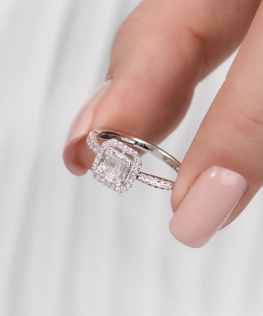 Valkokultainen sormus timanteilla