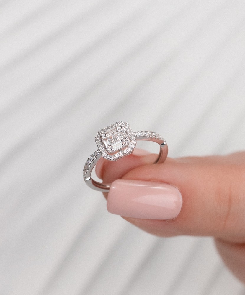 Valkokultainen sormus timanteilla