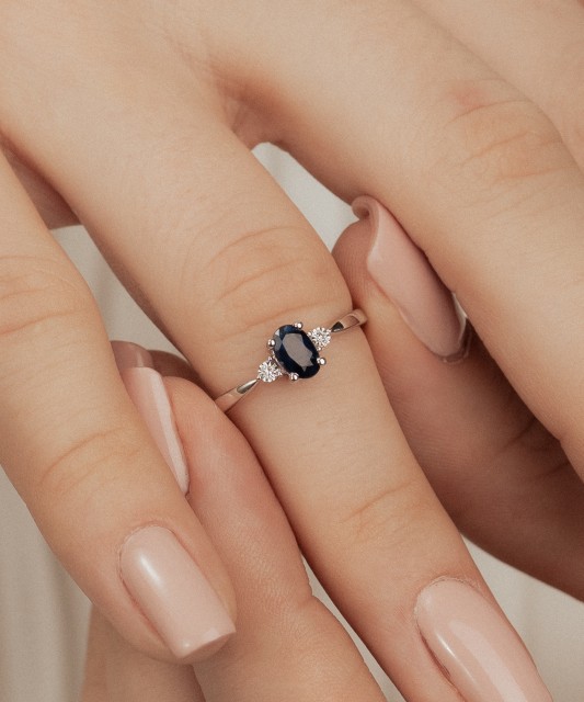 White gold ring with sapphire and diamonds