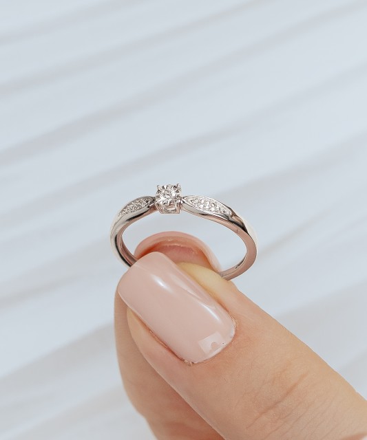 Valkokultainen sormus timanteilla 0,08ct