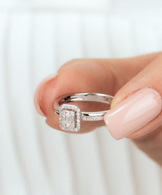 Valkokultainen sormus timanteilla