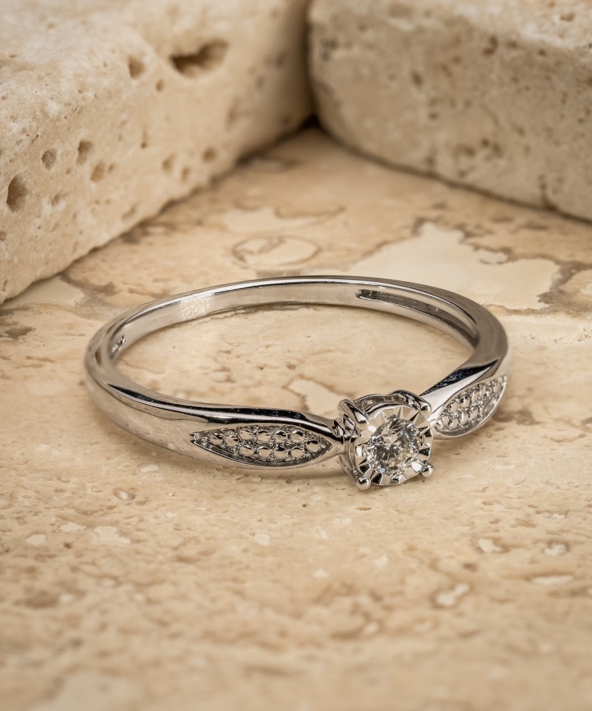 Valkokultainen sormus timanteilla 0,08ct