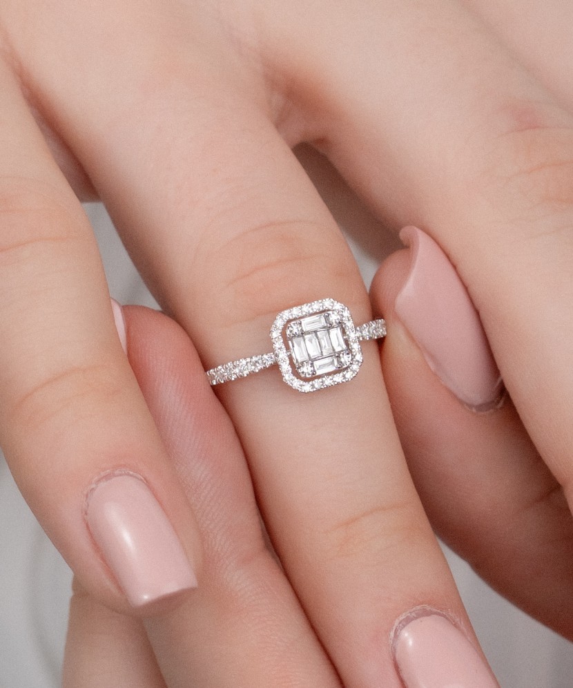 Valkokultainen sormus timanteilla