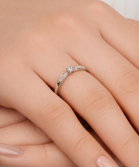 Valkokultainen sormus timanteilla 0,08ct