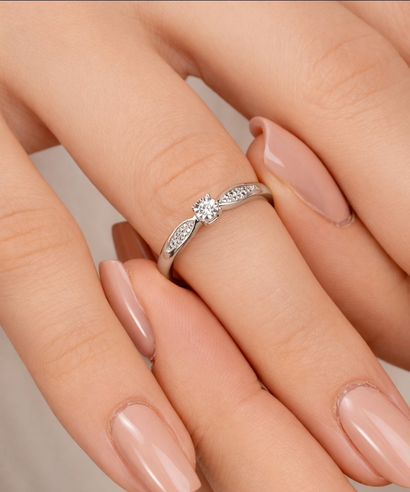 Valkokultainen sormus timanteilla 0,08ct