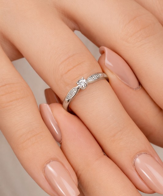 White gold ring with diamonds 0,08ct