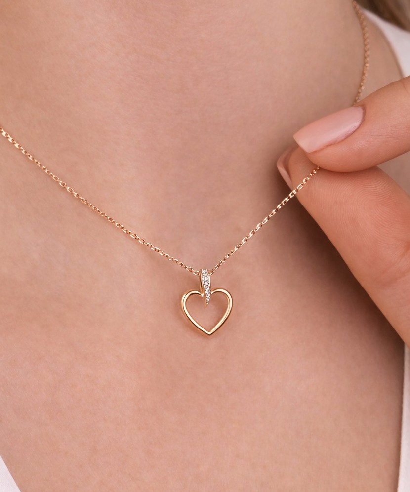 Keltainen kultariipustimanteilla