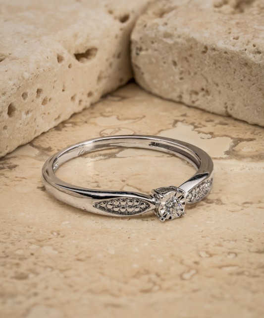 Valkokultainen sormus timanteilla 0,04ct