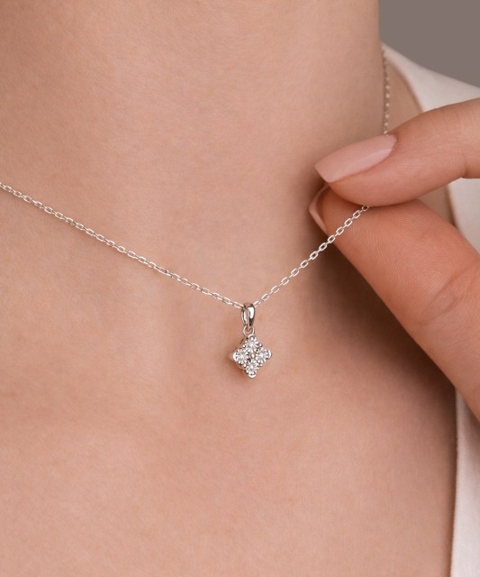 Valkokultainen riipus timanteilla