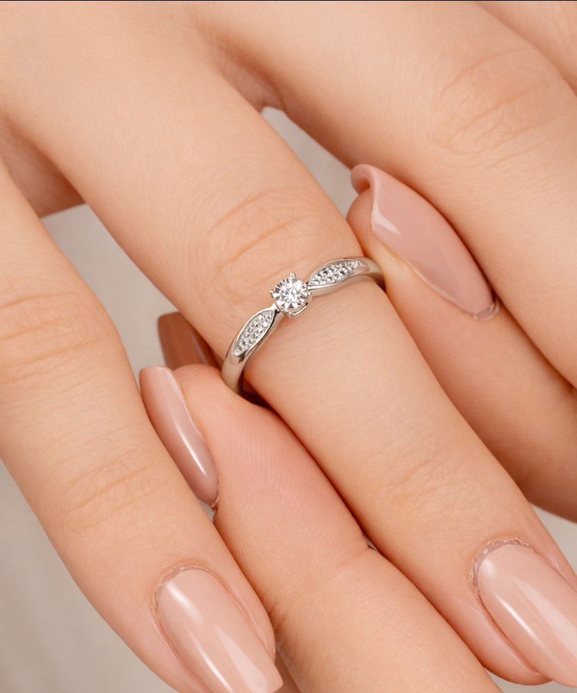 White gold ring with diamonds 0,04ct