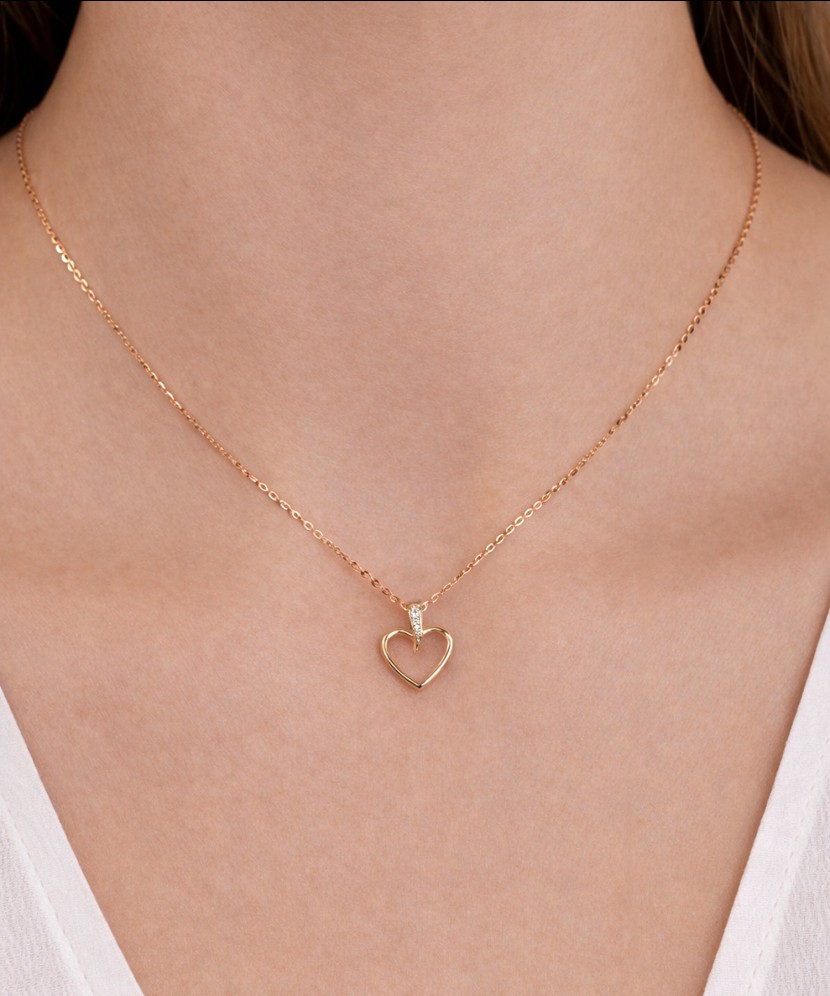 Keltainen kultariipustimanteilla