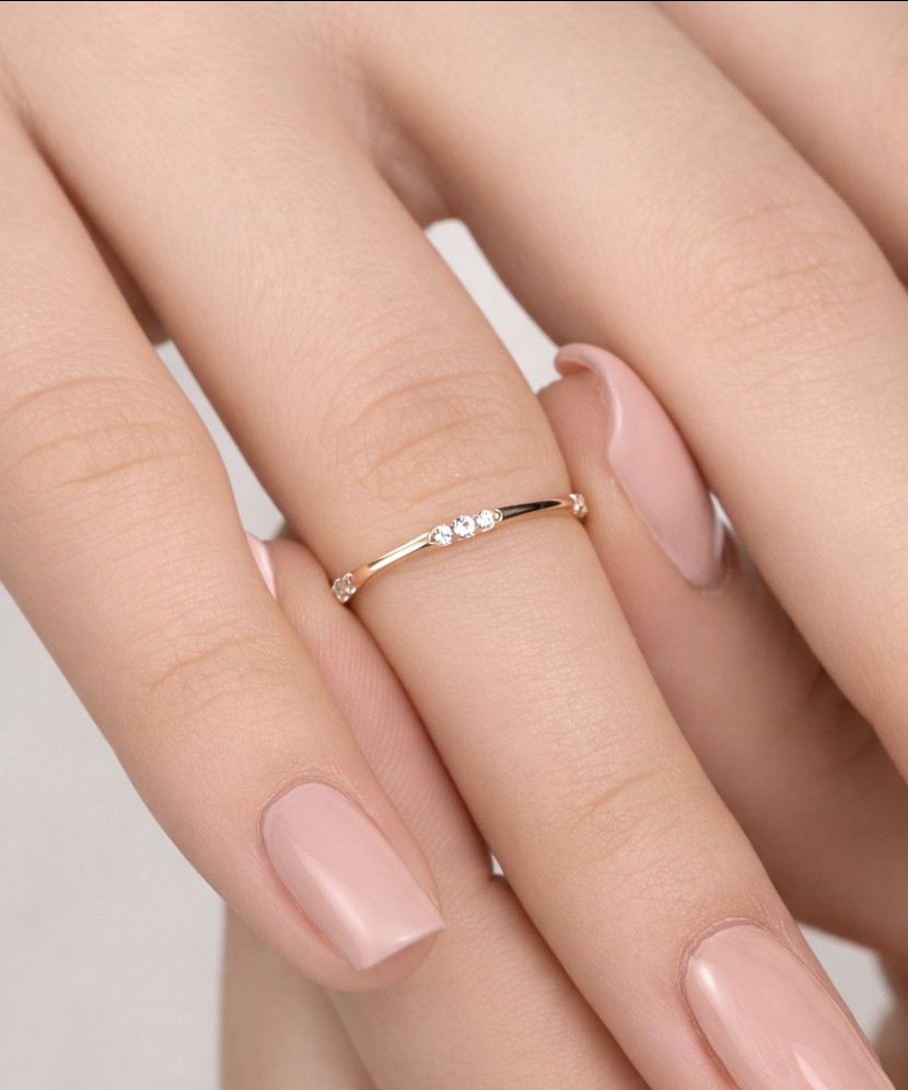 Kultasormus zirkoneilla