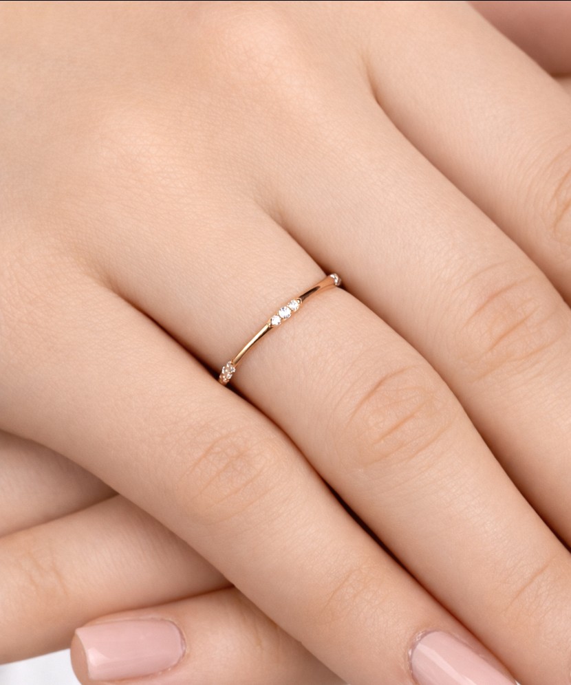 Gold ring with zircons