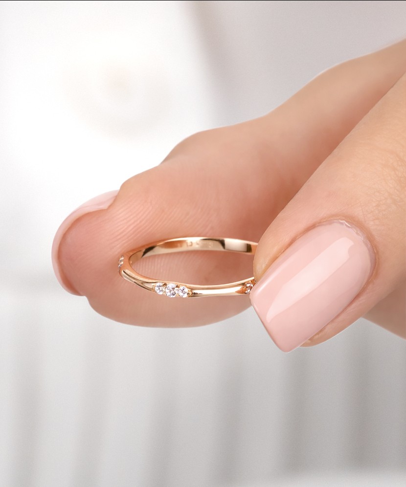 Gold ring with zircons