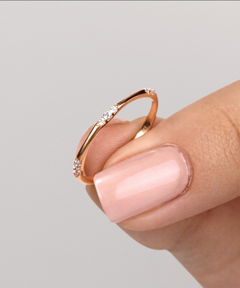 Kultasormus zirkoneilla