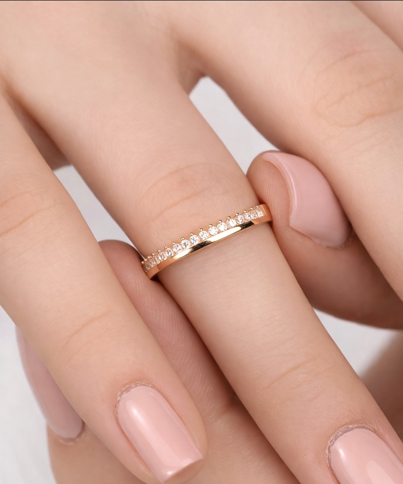 Kultasormus zirkoneilla