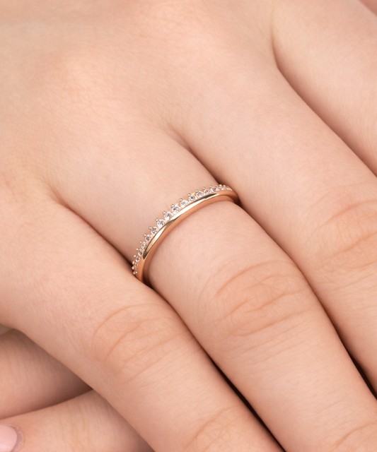 Gold ring with zircons