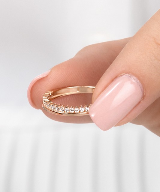 Kultasormus zirkoneilla