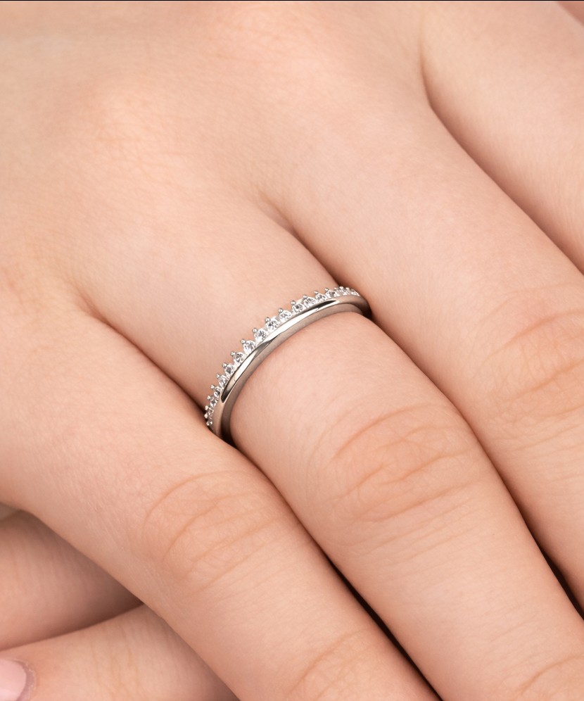 Valkokultasormus zirkoneilla