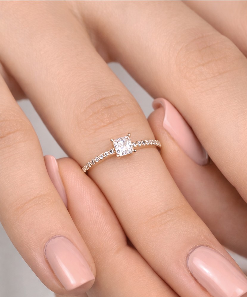 Kultasormus zirkoneilla