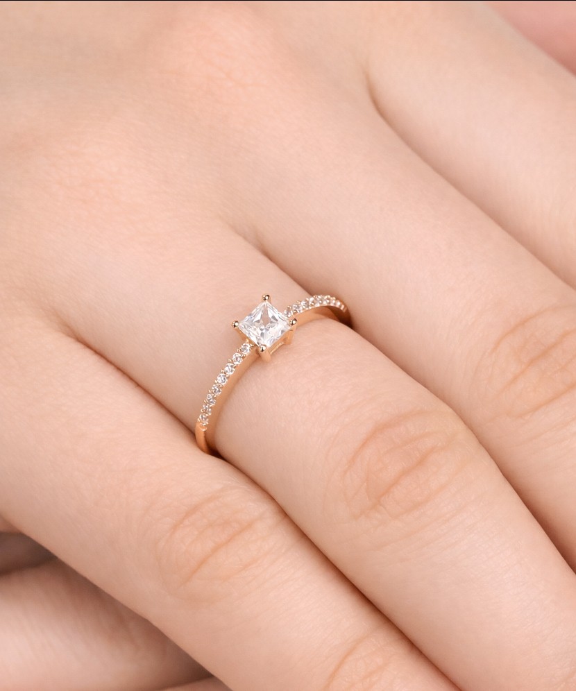 Gold ring with zircons