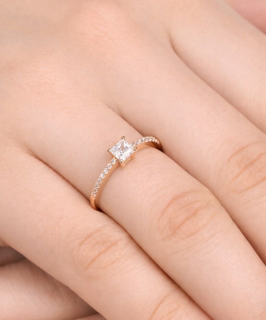 Gold ring with zircons