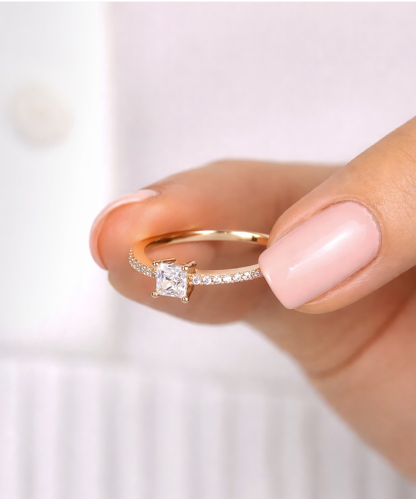 Kultasormus zirkoneilla