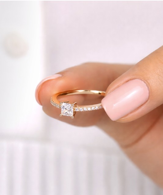 Kultasormus zirkoneilla