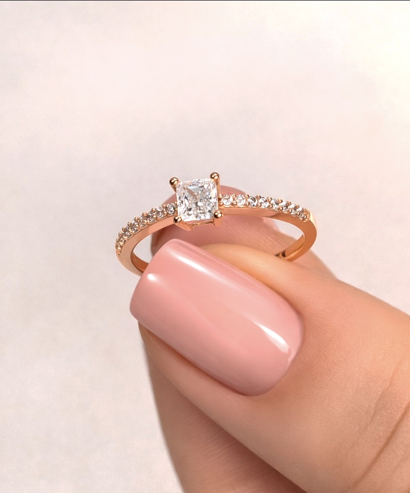 Kultasormus zirkoneilla