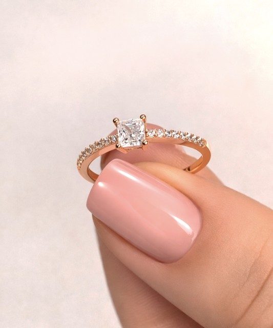 Gold ring with zircons