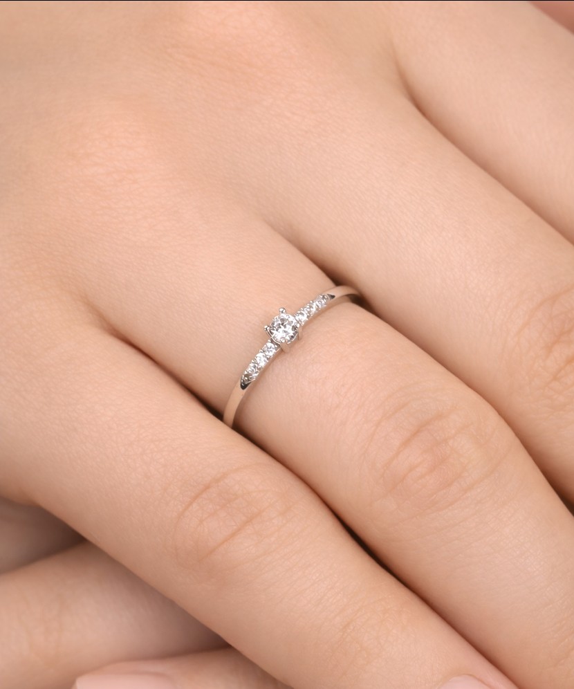 Valkokultasormus zirkoneilla