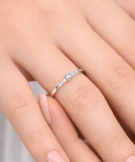 Valkokultasormus zirkoneilla