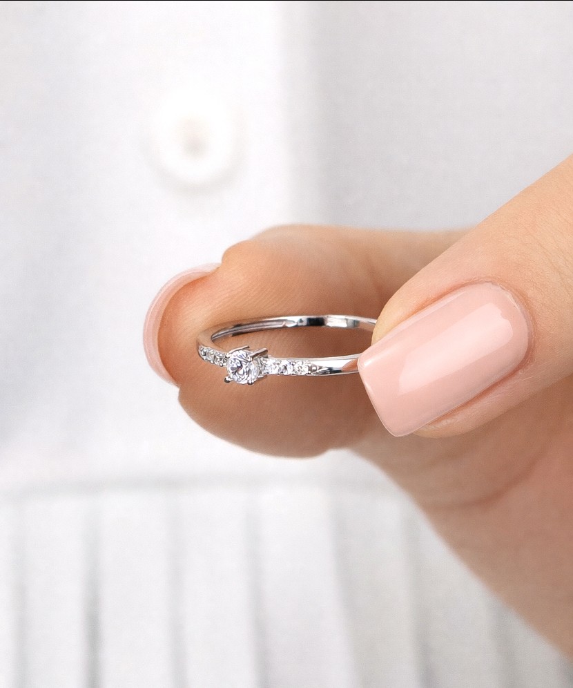 Valkokultasormus zirkoneilla