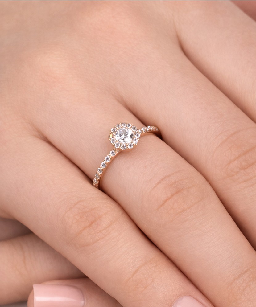 Gold ring with zircons