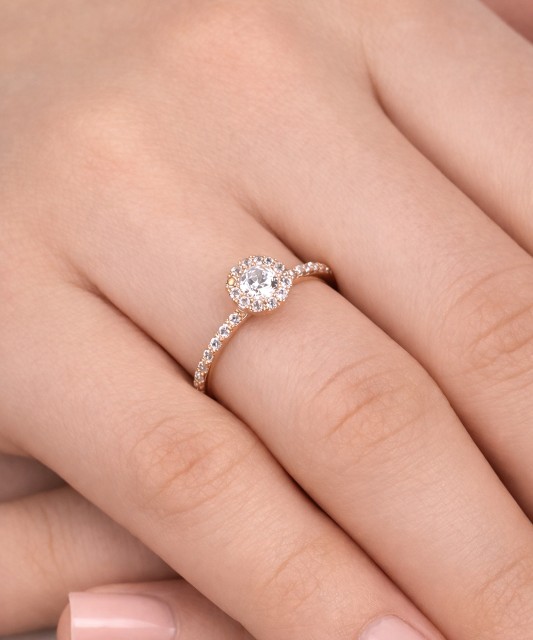 Gold ring with zircons