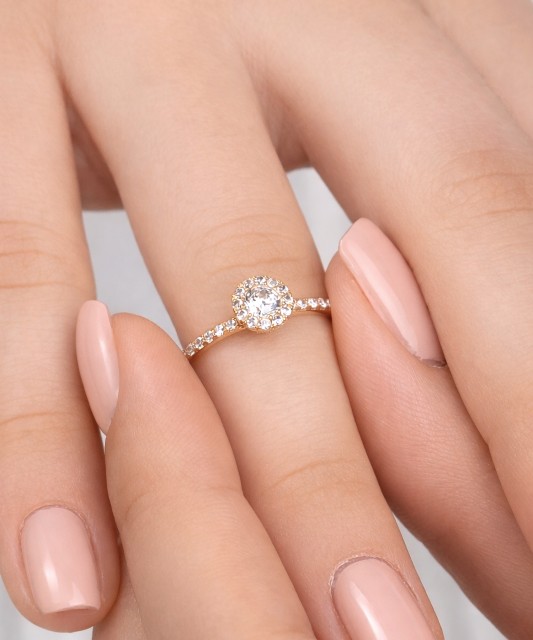 Kultasormus zirkoneilla