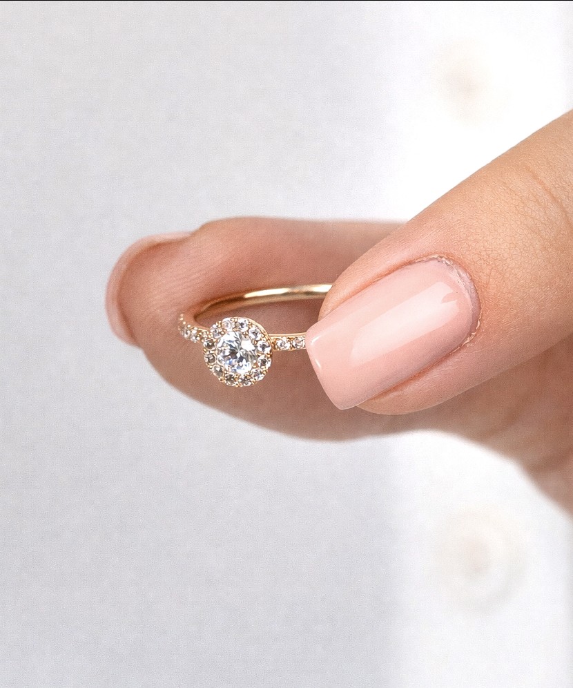 Gold ring with zircons