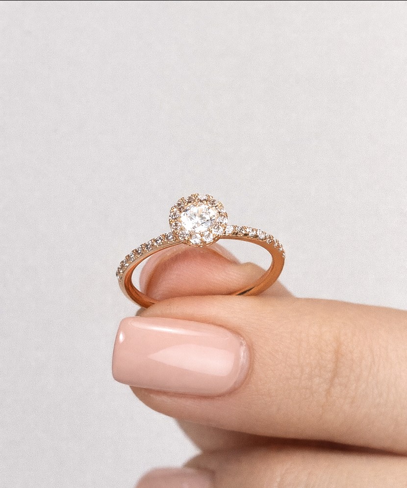 Gold ring with zircons