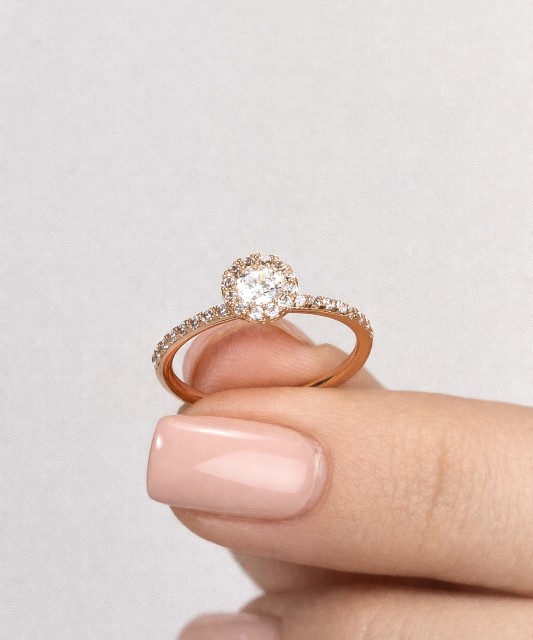 Gold ring with zircons