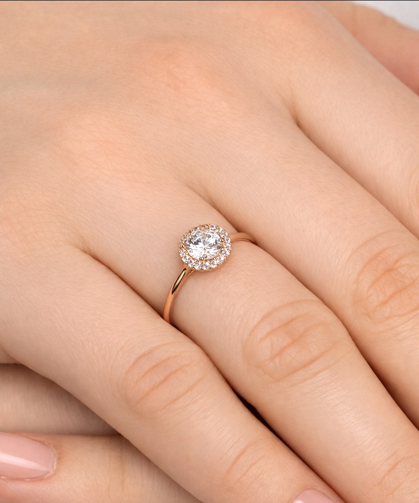 Kultasormus zirkoneilla