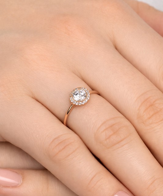 Gold ring with zircons