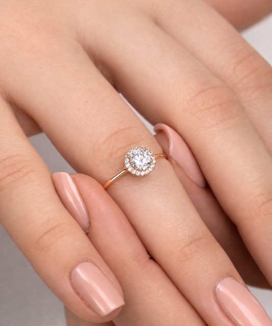 Kultasormus zirkoneilla