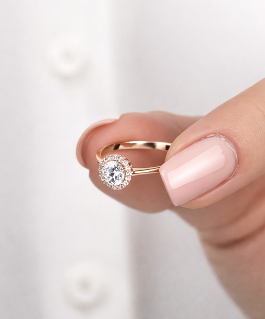 Gold ring with zircons