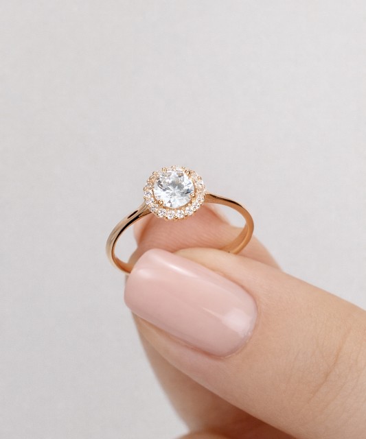 Kultasormus zirkoneilla