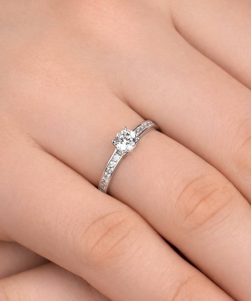 Valkokultasormus zirkoneilla