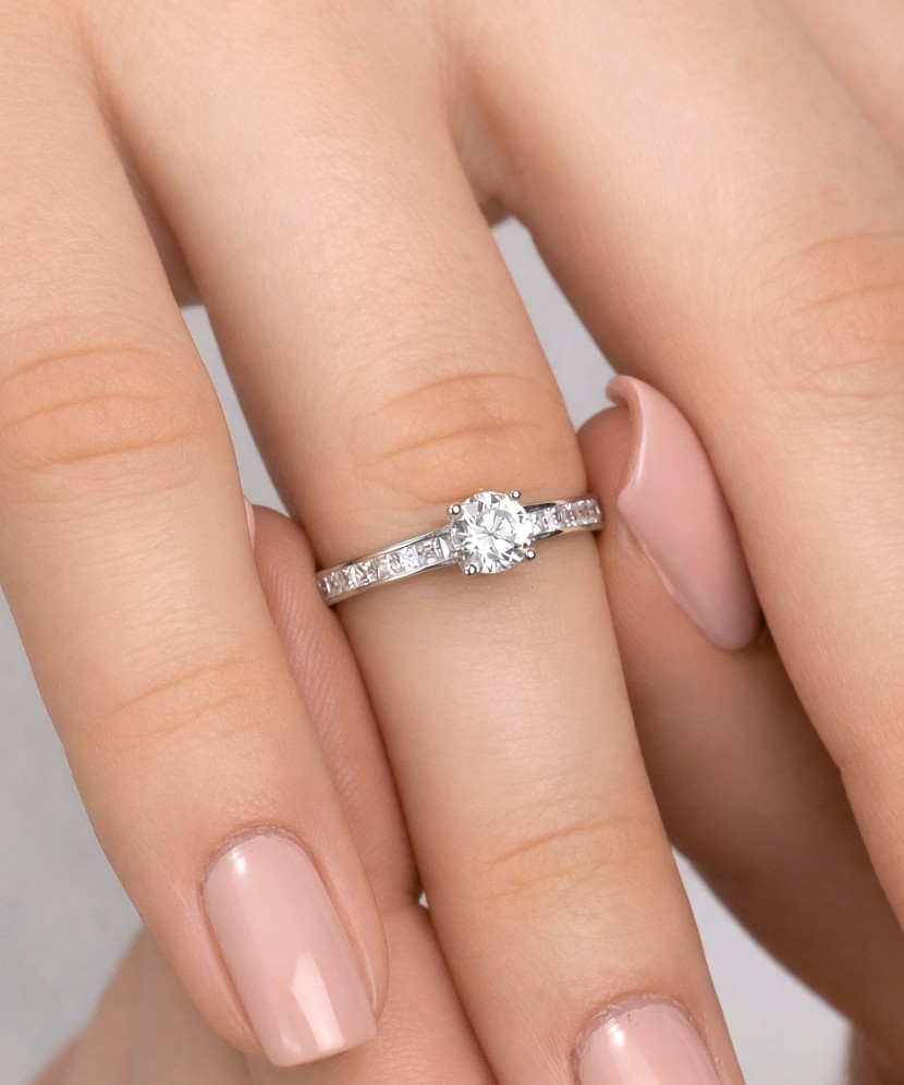 Valkokultasormus zirkoneilla